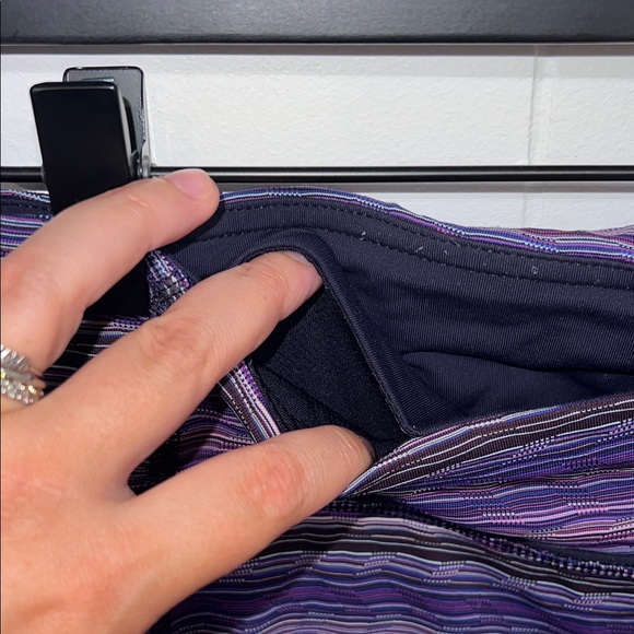 Lululemon Athletica 3/4 Lenth Purple Stripe Legging 6 - Picture 5 of 10
